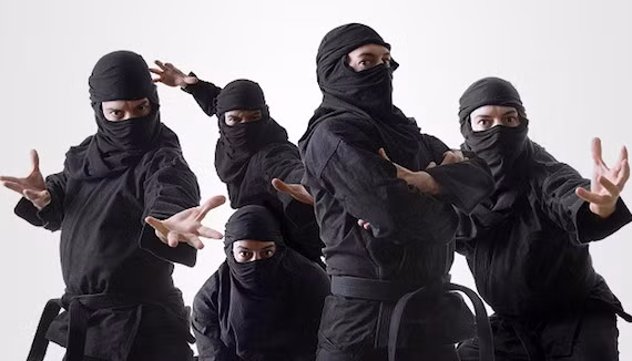 Vào thế kỷ XVI, Sandayu Monochi là một trong những thủ lĩnh ninja nổi tiếng. Ninja này từng chỉ huy 1.000 ninja khác chống lại gần 50.000 quân của tướng Oda Nobunaga.
