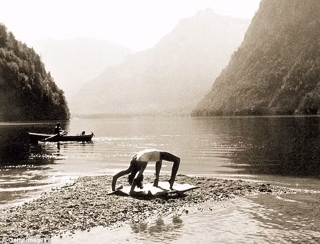 Người tình lâu năm của Hitler tập yoga tại Konigssee, Berchtesgaden, Đức năm 1942. Eva Braun rất thích bơi tại hồ này. Nơi đây cách dinh thự của Hitler ở Berghof khoảng 4 dặm.