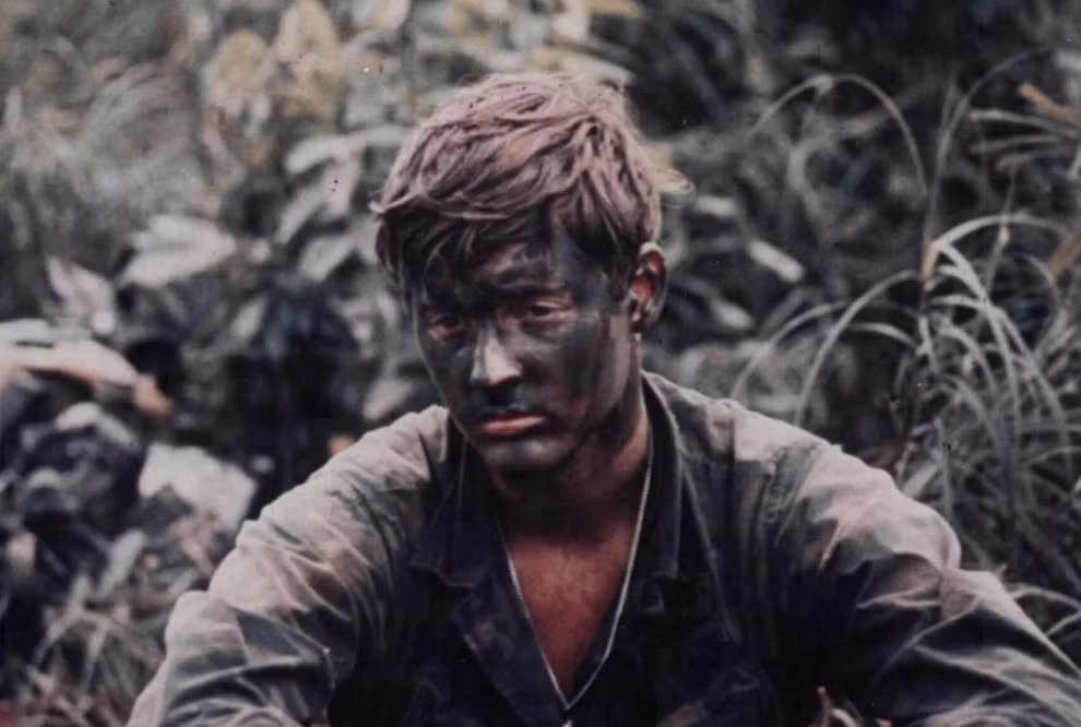 Trong Chiến dịch "Bushmaster", một binh sĩ Mỹ ngụy trang, ngồi chờ đợi với dáng vẻ mệt mỏi khi thực hiện nhiệm vụ, hồi tháng 8/1971.