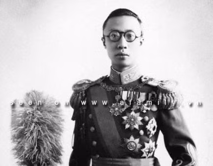 Hoàng đế Phổ Nghi từng tiết lộ lần đầu ngồi lên ngai vàng đã khóc. Khi đó, những người có mặt đã cho rằng đó là điềm báo xấu. 3 năm sau khi lên ngôi, Hoàng đế Phổ Nghi đã thoái vị, tức vào ngày 12/2/1912.