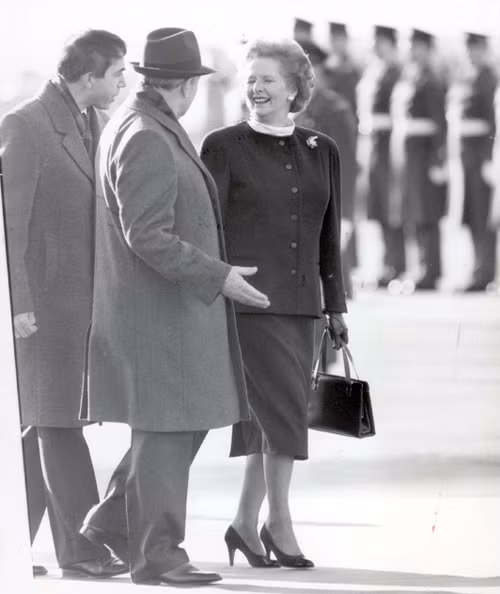 Trong túi xách của bà Thatcher không bao giờ thiếu một thỏi son môi đậm.