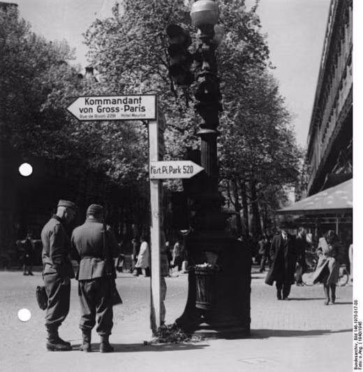 Sự hiện diện của binh sĩ thuộc quân đội Hitler ở nhiều tuyến phố tại Paris.