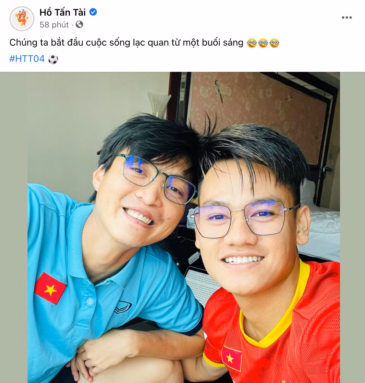 Bức ảnh chụp chung với Nguyễn Tuấn Anh của Hồ Tấn Tài khi cả hai đang cùng mang kính cũng khiến dân mạng thích thú. Tuấn Anh có tâm sự với Zing rằng anh duy trì thói quen đọc sách cả khi ở nhà, CLB lẫn khi lên tuyển. Ảnh chụp màn hình.