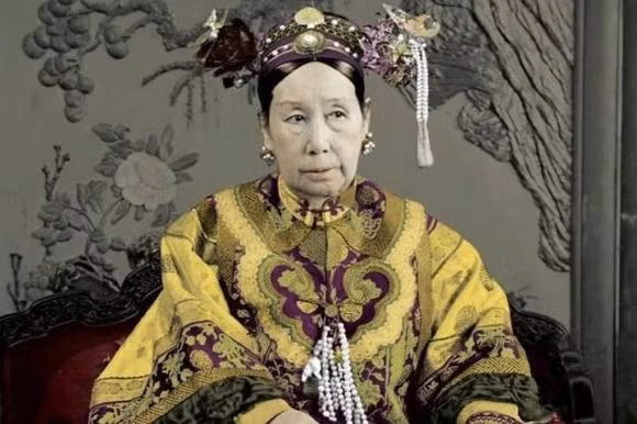 Từ Hi nhìn thấy tương lai như vậy thì lo sợ sẽ chẳng bao giờ có cơ hội được sủng ái nên bà đã tìm mọi cách để mình được diện kiến hoàng đế. Vì vậy, Từ Hi thông minh bắt đầu hối lộ An Đức Hải, thái giám hầu hạ hoàng đế Hàm Phong để giới thiệu bà. 