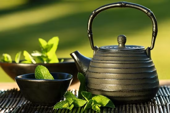 Trà chứa catechins, các hợp chất hạn chế sự phát triển của ung thư. Trong một nghiên cứu thực hiện ở Trung Quốc, người uống trà xanh được chứng minh ít có nguy cơ ung thư so với người không uống trà. Trà làm giảm nguy cơ ung thư phổi, tuyến tiền liệt, đại tràng và ung thư vú.