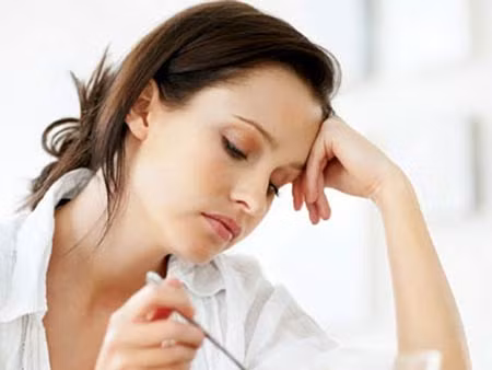 4. Trong quá trình điều trị, tâm lý lo sợ ảnh hưởng nhiều đến sức khỏe của bệnh nhân khiến họ rơi vào tình trạng mệt mỏi, suy nhược.