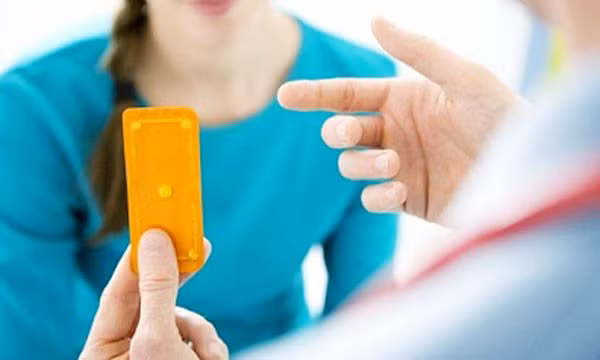 Sai: Ngoài việc có nhiều đối tác tình dục, các yếu tố khác có thể gây ra nguy cơ ung thư cổ tử cung như: phụ nữ có tiền sử nhiễm HPV, chlamydia, HIV, hút thuốc lá, sử dụng biện pháp tránh thai lâu dài, chế độ ăn uống nghèo dinh dưỡng, phụ nữ có tiền sử gia đình mắc bệnh.