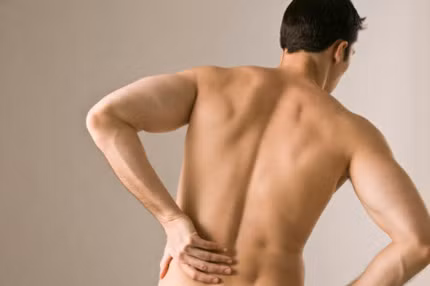 Đau lưng dai dẳng cũng là triệu chứng sớm của ung thư.