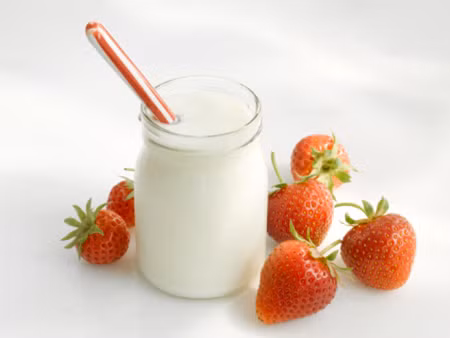 Các bé từ 9 tháng tuổi trở lên có thể sử dụng sữa chua thường vì chúng rất giàu protein và canxi, giúp bé tiêu hóa dễ dàng.