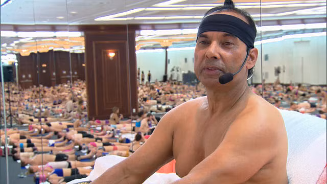 Phương pháp này được xây dựng bởi ông Bikram Choudhury, một trong những bậc thầy yoga nổi tiếng ở Mỹ.