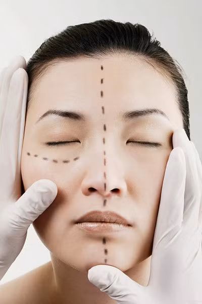Nghiện gọt cằm. Nhiều chị em lần đầu gọt cằm nhưng kết quả là cằm không nhọn như mong muốn nên chị quyết định gọt lần hai. Hoặc có những chị em lại cảm thấy đôi gò má hơi đầy đặn không phù hợp với chiếc cằm nên quyết định đi hút mỡ trên mặt...