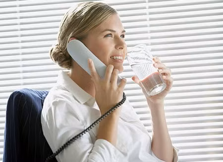 Nước lọc. Bạn cần uống nhiều nước để thải các chất độc nhưng chỉ nên uống khoảng 1 lít rưỡi mỗi ngày, đấy là lượng nước, gồm cả nước trong thức ăn mà chúng ta cần nạp vào cơ thể mỗi ngày để cân bằng lượng nước mất đi, ngoại trừ trường hợp bị bệnh thận hay tim.