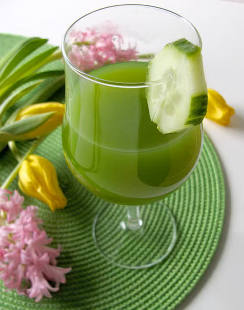 Sinh tố dưa leo. Một nghiên cứu gần đây cho thấy hương thơm của trái dưa chuột rất kích thích phụ nữ. Vì vậy, bạn có thể chế biến các món ăn và thêm dưa leo vào để tăng thêm sự ham muốn chứ không nhất thiết chỉ ăn sống.