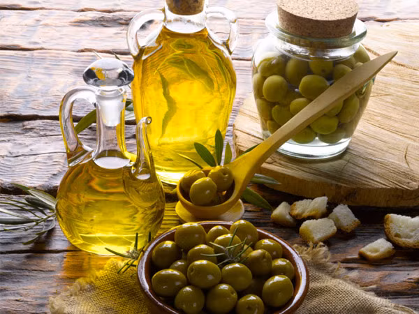 Tinh dầu oliu. Dầu oliu có chứa vitamin A, D, E và K, các chất chống oxy hóa, những dưỡng chất cần thiết cho việc giảm rụng tóc, giữ ẩm, ngăn ngừa gàu và nhanh mọc tóc.