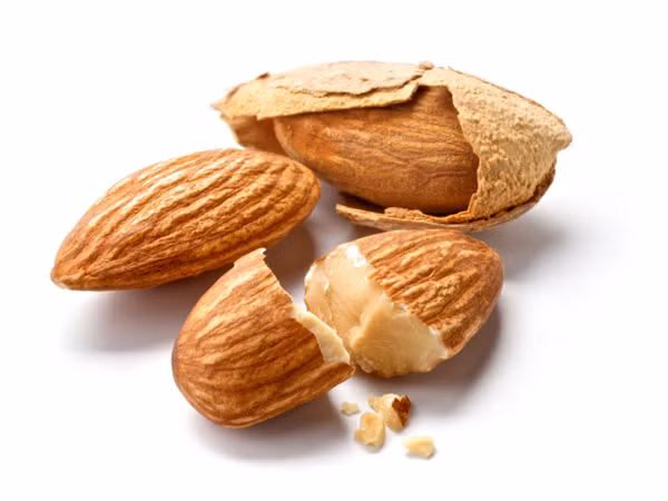 Dầu hạnh nhân là nguồn dinh dưỡng tuyệt vời cho tóc mỏng. Dầu này cũng chứa nhiều vitamin A, B và E và các vitamin chống oxy hóa để trị gàu và làm mềm tóc.