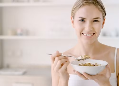 Chống lão hóa. Do không ăn sáng nên cơ thể buộc phải huy động lượng đường và protein được dự trữ sẵn để hoạt động, làm cho bề mặt của lớp da bị khô, rám, mất dinh dưỡng, do vậy dễ xuất hiện nếp nhăn nhất là ở vùng mắt và mặt.Dạ dày luôn co bóp không, dịch vị tiết ra nhưng không có gì để tiêu hóa, dần dần sẽ dẫn đến viêm loét dạ dày.