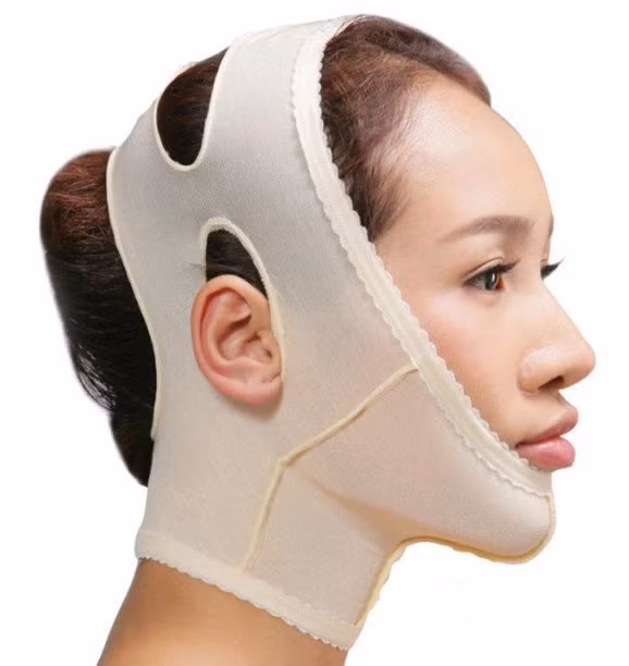 Mặt nạ V-line. Mặt nạ V-line được quảng cáo là có khả năng đánh tan mỡ cằm mặt, làm căng da mặt, cố định hình dáng khuôn mặt theo đường V-line tuy nhiên hiệu quả của các phương pháp này thì chưa được kiểm chứng rõ ràng. Những chiếc mặt nạ V-line giá rẻ không khó kiếm tuy nhiên cũng cần thận trọng vì phương pháp chưa được kiểm nghiệm này có thể gây những hậu quả không mong muốn.