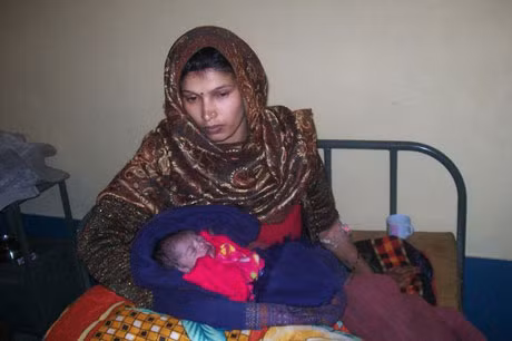 Cô Priyanka Pal, 24 tuổi, người Ấn Độ đã hạ sinh một bé trai tại Bệnh viện Sultanpur, bang Uttar Pradesh hôm 26-3. Bé mắc phải hội chứng ectopia cordis khiến trái tim của bé nằm ngoài lồng ngực.