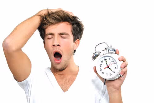 Bạn thiếu ngủ. Cũng giống như với việc bị căng thẳng kéo dài, thiếu ngủ ảnh hưởng rất lớn đến quá trình hồi phục và sản sinh cơ bắp của bạn. Hãy giành ra ít nhất 8 tiếng/ngày cho giấc ngủ. Đi ngủ sớm và tránh dùng các chất kích thích như bia, rượu, café…để giấc ngủ được ngon và sâu hơn.
