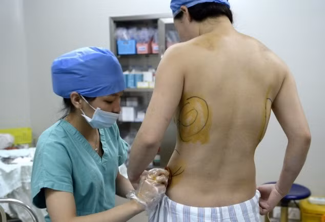 Sau đó, cô Tian Hui đã phải nhập viện vì quá đau đớn. Cô miêu tả với bác sỹ là cảm thấy như có những dòng chảy lạ xuất hiện và luồn lách trong cơ thể mình.