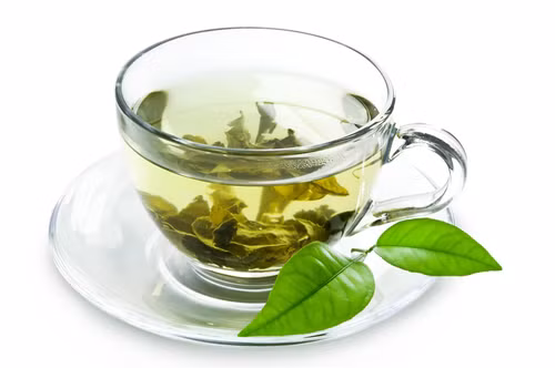 Trà xanh. Trà xanh được nhiều chuyên gia đánh giá là loại "thức ăn" cần-phải-có cho da. Hãy uống 3 cốc mỗi ngày hoặc nhiều hơn để cho kết quả tốt nhất. Bên cạnh đó, nó được nhiều nghiên cứu chứng minh rất tốt cho tim.