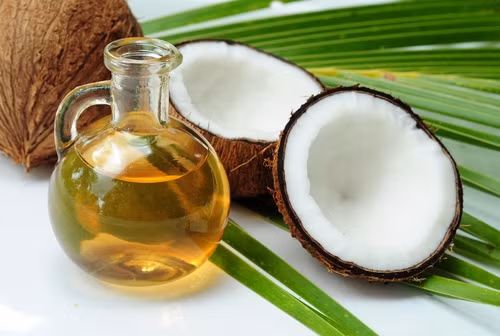 Dầu dừa. Dầu dừa rất giàu axit lauric, vitamin E và axit béo rất tuyệt vời trong việc duy trì sự mềm mại, độ ẩm cho làn da. Hãy sử dụng một muỗng canh dầu dừa mỗi ngày cùng với kem dưỡng da, chắc chắn bạn sẽ có một làn da mịn màng.