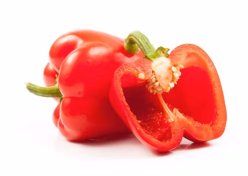 Ớt chuông đỏ. Không những là một loại rau ngon, ớt chuông đỏ còn chứa nhiều hơn 100% nhu cầu vitamin C hàng ngày của bạn, ngoài ra loại quả này còn chứa một lượng đáng kể chất xơ và vitamin B6. Hơn nữa, nó cũng rất giàu carotenoid có thể ngăn ngừa nếp nhăn và giúp lưu thông máu, giúp làn da trẻ trung hơn. Do vậy, hãy thêm ớt đỏ vào các bữa ăn hàng ngày để có làn đa đẹp.