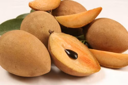 Nước chuối, nước hồng xiêm: chuối hoặc hồng xiêm 5 quả xay hoặc nghiền nát với 1 lít nước sôi để nguội + 1 thìa cà phê gạt ngang muối ăn, cho trẻ uống dần.