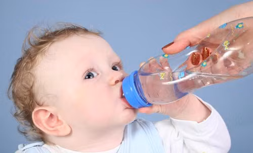 Ngoài ra, cần pha hỗn hợp Oresol với đúng 1lít nước, cho uống dần dần. Nếu không mua được Oresol, có thể thay thế bằng cách pha một thìa cà phê (loại 5 cc) muối và 8 thìa cà phê đường cát trong 1 lít nước.