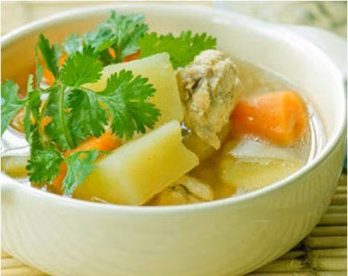 Canh xương bò. Xương bò rửa sạch chặt miếng to, cho vào nước nấu khoảng 5 phút, vớt ra. Cà rốt rửa sạch gọt vỏ, cắt lát. Đặt chảo nóng, cho vào một muỗng canh dầu ăn, để lửa nhỏ, xào thơm hành tây, cho nước vào, sau đó cho xương bò, cà rốt, cà chua và bắp cải, tiêu vào chung nấu 3 giờ đồng hồ, sau cùng nêm muối gia vị.