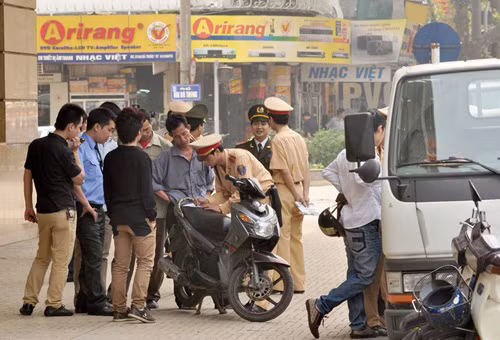 Nếu thực thi công vụ đàng hoàng thì CSGT ngại gì quay phim, chụp ảnh. (Ảnh: Thanh Niên)