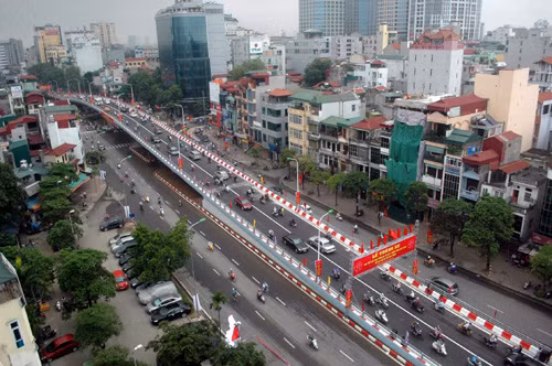 Cây cầu tại ngã tư Đại Cồ Việt - Trần Khát Chân nhìn từ trên cao.