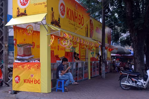 Ngã 3 đường Xuân Thủy - Phan Văn Trường, cửa hàng bánh trung thu "chen" vỉa hè thuộc phường Dịch Vọng Hậu, quận Cầu Giấy.
