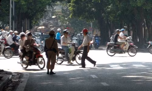 Chiến sĩ CSGT quan sát người vi phạm ở chốt đường Phan Đình Phùng .