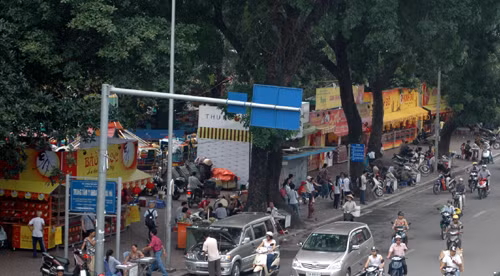 Các địa điểm bán bánh trung thu lấn chiếm vải hè trên phố Tây Sơn.