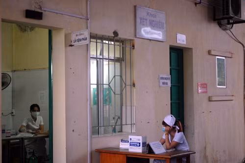 Hai y tá ngồi "thảnh thơi" khi lượng người đến xét nghiệm quá ít