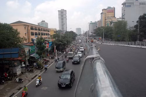 Một phần của cây cầu đã hoàn thành chờ thông xe.