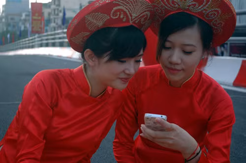 Chị cũng xinh mà em cũng xinh.