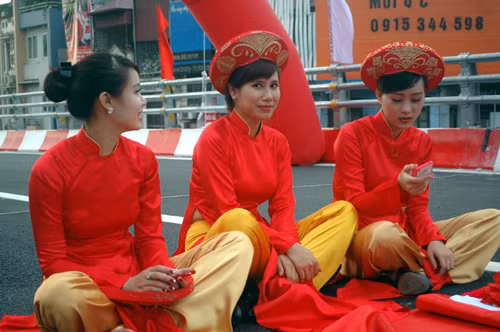 Cô gái có vẻ ngượng ngùng trước ống kính phóng viên.