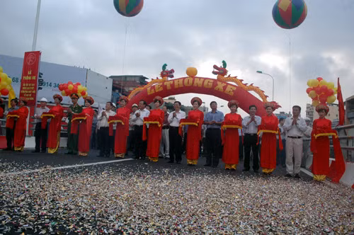 Chính thức cắt băng thông cầu.
