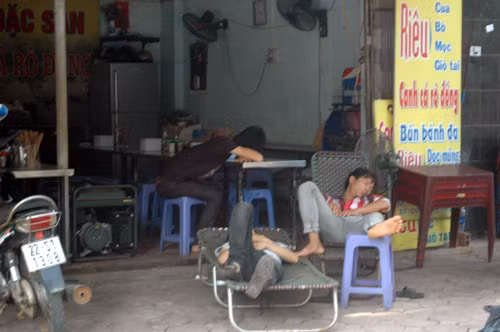 Nhân viên nhà hàng ở phố Tô Hiệu ngủ bù vì tối hôm qua mất điện, nóng nực.