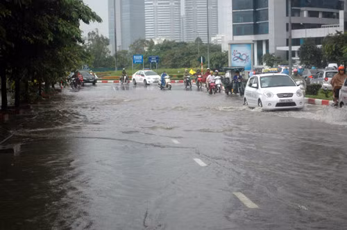 Né tránh kiểu gì cũng bị ngập trên đường Trần Thái Tông.