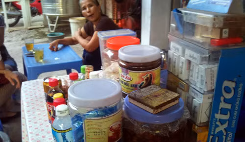 Các quán cóc muốn buôn bán thuốc lá lẻ phải có giấy phép.
