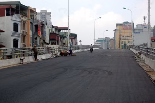 Thảm nhựa được rải chờ ngày thông xe.