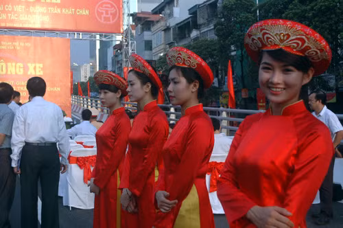 Các thiếu nữ xinh đẹp trong bộ áo dài truyền thống của dân tộc.