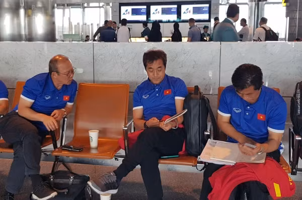 Tuy nhiên, do không có đường bay thẳng nên sau hơn 12 giờ bay, toàn đội đặt chân tới Doha (Qatar) lúc 13h, giờ địa phương và mất thêm 3,5 giờ nữa để chờ nối chuyến tới Amma. Chặng bay tới Amma gần hơn, chỉ mất hơn 3 tiếng .