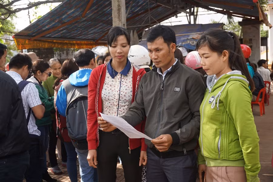 Nhiều giáo viên bị chấm dứt hợp đồng lao động tập trung tại UBND huyện Krông Pắk để nói lên nguyện vong, tâm tư tình cảm nhưng đã không được phản hồi. Ảnh: H.L Nhiều giáo viên bị chấm dứt hợp đồng lao động tập trung tại UBND huyện Krông Pắk để nói lên nguyện vong, tâm tư tình cảm nhưng đã không được phản hồi. Ảnh: H.L