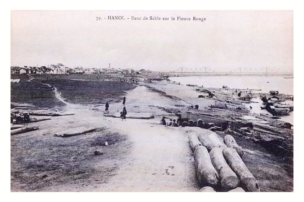 Khung cảnh hoang vu tại bờ sông Hồng ở Hà Nội khoảng cuối thế kỷ 19, đầu thế kỷ 20. Phía xa là cầu Paul Doumer, hay cầu Long Biên. Ảnh tư liệu.