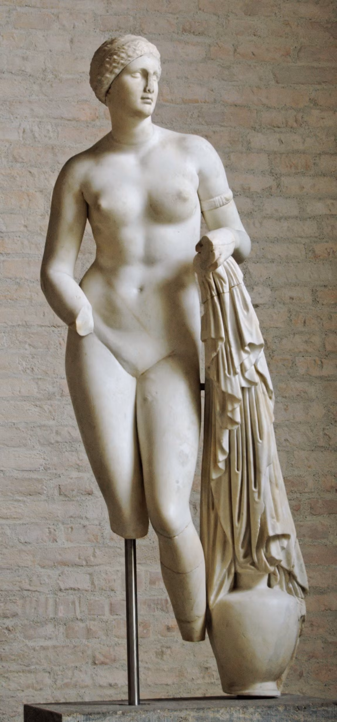 Tượng Venus Braschi được tạc bởi nhà điêu khắc nổi tiếng Praxiteles, thể hiện hình ảnh nàng Aphrodite – nữ thần tình ái và sắc đẹp của người Hy lạp cổ. Bức tượng khỏa thân tuyệt đẹp này hiện được trưng bày ở viện bảo tàng Munich, Đức. Ảnh: Scalar.