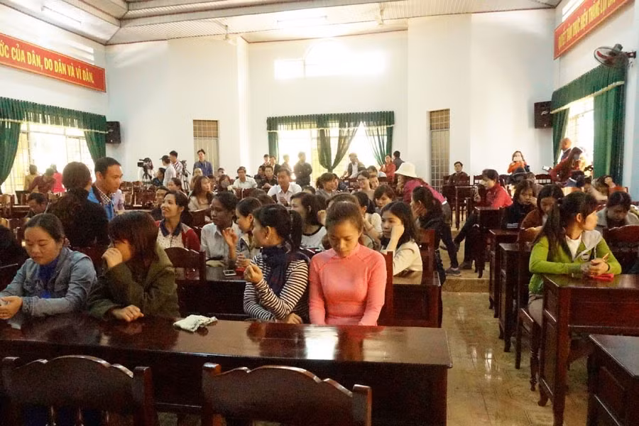 Nhiều giáo viên khẳng định phải chi tiền mới được vào biên chế. Nhiều giáo viên khẳng định phải chi tiền mới được vào biên chế.